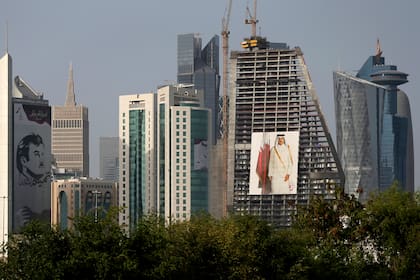 En esta foto de archivo, la imagen del emir de Qatar, el jeque Tamim bin Hamad Al Thani, en una torre en Doha, Qatar, el 5 de mayo de 2018. Qatar estará en primera plana como nunca antes con motivo del Mundial de la FIFA que arranca en noviembre, (AP Foto/Kamran Jebreili, archivo)