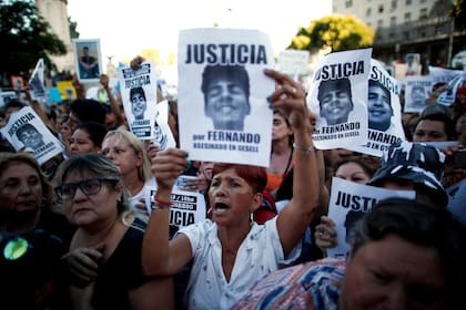 En esta foto de archivo, personas sostienen carteles del difunto Fernando Báez Sosa