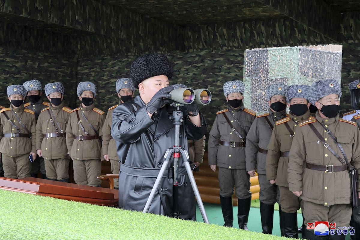 En esta foto de archivo proporcionada el 29 de febrero de 2020 por el gobierno de Corea del Norte, el líder norcoreano Kim Jong-un inspecciona el ejercicio militar de las unidades del Ejército Popular de Corea, con soldados que lucen barbijos