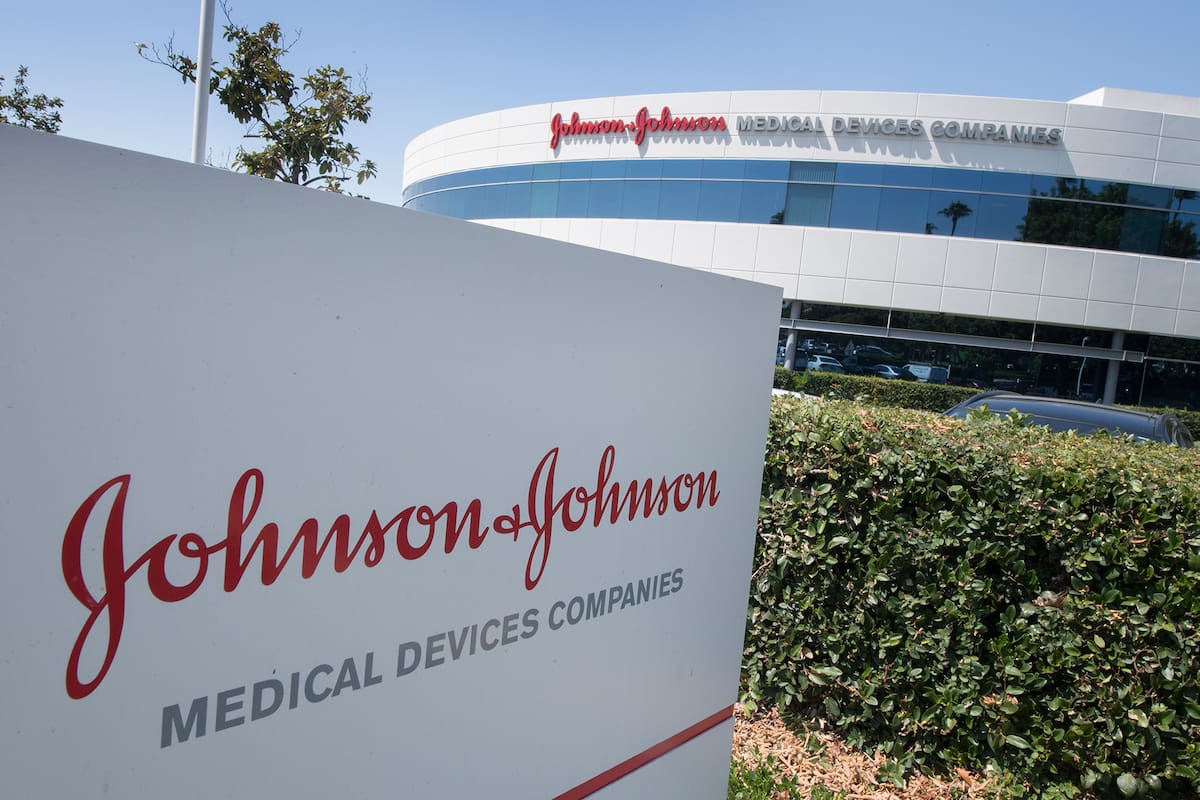 En esta foto de archivo, se ve el logotipo de Johnson Johnson sobre una entrada a un edificio en su campus en Irvine, California, el 28 de agosto de 2019