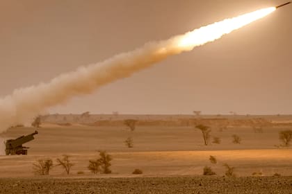 En esta foto de archivo tomada el 09 de junio de 2021 lanzadores estadounidenses M142 High Mobility Artillery Rocket System (HIMARS) disparan salvas durante el ejercicio militar "African Lion" en la región de Grier Labouihi en el sureste de Marruecos.