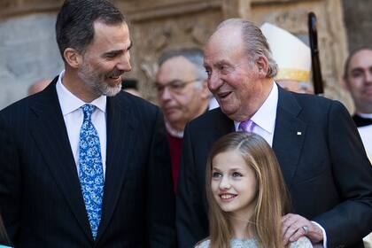 En esta foto de archivo tomada el 1 de abril de 2018, el rey Felipe VI de España se encuentra con su padre, el ex rey Juan Carlos I y una de sus hijas, la princesa Leonor