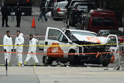 En esta foto de archivo tomada el 1 de noviembre de 2017, los investigadores trabajan alrededor de los restos de una camioneta de Home Depot un día después de que se usara en un ataque terrorista en Nueva York
