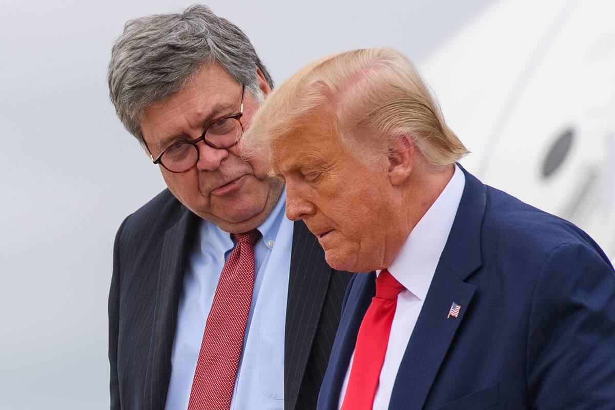 En esta foto de archivo tomada el 1 de septiembre de 2020, el presidente de Estados Unidos, Donald Trump, y el fiscal general, William Barr, bajan del Air Force One al llegar a la Base de la Fuerza Aérea Andrews en Maryland
