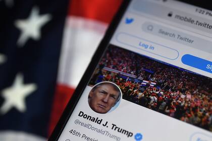 En esta foto de archivo tomada el 10 de agosto de 2020, se muestra una ilustración fotográfica de la cuenta de Twitter del presidente de Estados Unidos, Donald Trump, en un teléfono móvil en Arlington, Virginia