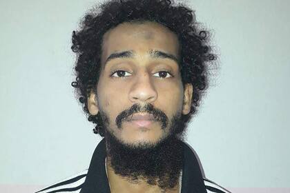 En esta foto de archivo tomada el 10 de febrero de 2018 y facilitada por las Fuerzas Democráticas Sirias (FDS) se muestra al combatiente del grupo Estado Islámico (EI) capturado, El Shafee el-Sheikh, posando para una foto de carcelero en un lugar no revelado.