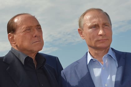 En esta foto de archivo tomada el 11 de septiembre de 2015 el presidente ruso Vladimir Putin y el ex primer ministro de Italia Silvio Berlusconi visitan un cementerio de guerra italiano cerca del puerto del Mar Negro de Sebastopol.
