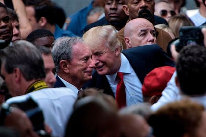 En esta foto de archivo tomada el 11 de septiembre de 2016, el candidato presidencial republicano de los Estados Unidos, Donald Trump, habla con el ex alcalde de la ciudad de Nueva York, Michael Bloomberg, durante un servicio conmemorativo en el National 9/11 Memorial en Nueva York