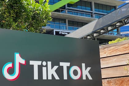 En esta foto de archivo tomada el 11 de agosto de 2020, se ve el logotipo de TikTok en el nuevo espacio de oficinas de la compañía en el campus C3 en Culver City, en el lado oeste de Los Ángeles