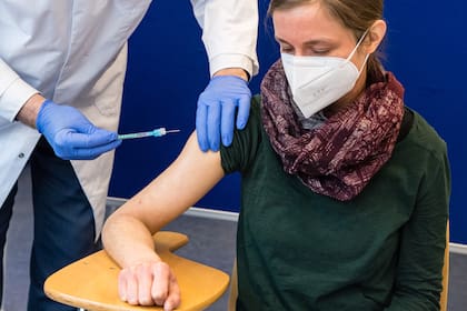 En esta foto de archivo tomada el 12 de febrero de 2021, una trabajadora de la salud recibe una inyección con la vacuna de AstraZeneca contra la Covid-19 en el hospital universitario de Halle/Saale, en el este de Alemania