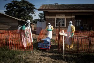 En esta foto de archivo tomada el 13 de agosto de 2018, los trabajadores médicos desinfectan el ataúd de un paciente de ébola fallecido dentro de un Centro de Tratamiento de Ébola dirigido por The Alliance for International Medical Action (ALIMA), en Beni
