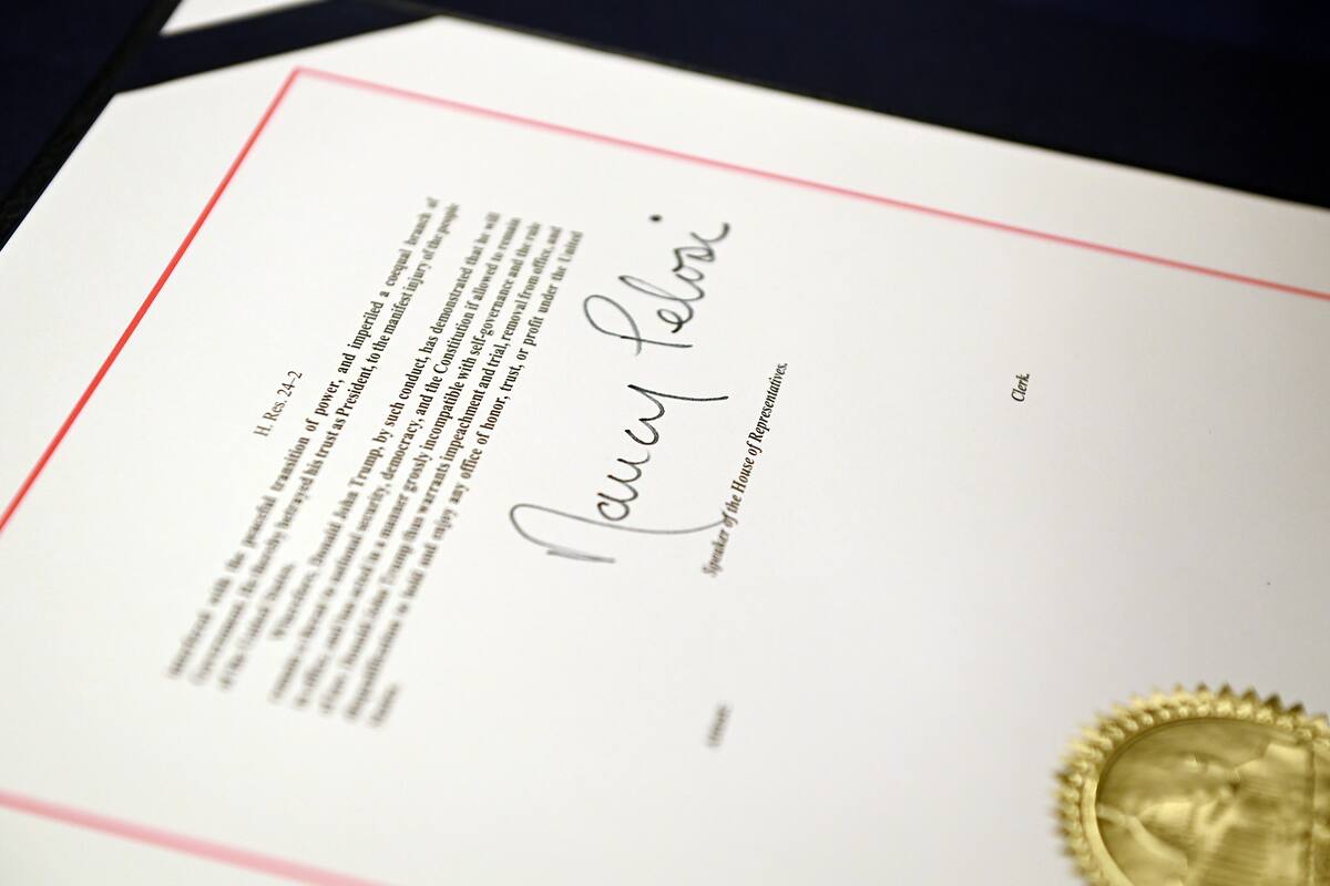 En esta foto de archivo tomada el 13 de enero de 2021 se ve la firma de la presidenta de la Cámara de Representantes, Nancy Pelosi, en el artículo de juicio político contra el expresidente de Estados Unidos Donald Trump