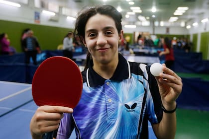 En esta foto de archivo tomada el 13 de marzo de 2020, la jugadora de tenis de mesa siria Hend Zaza posa para una foto durante el campeonato de clubes locales en la capital siria, Damasco