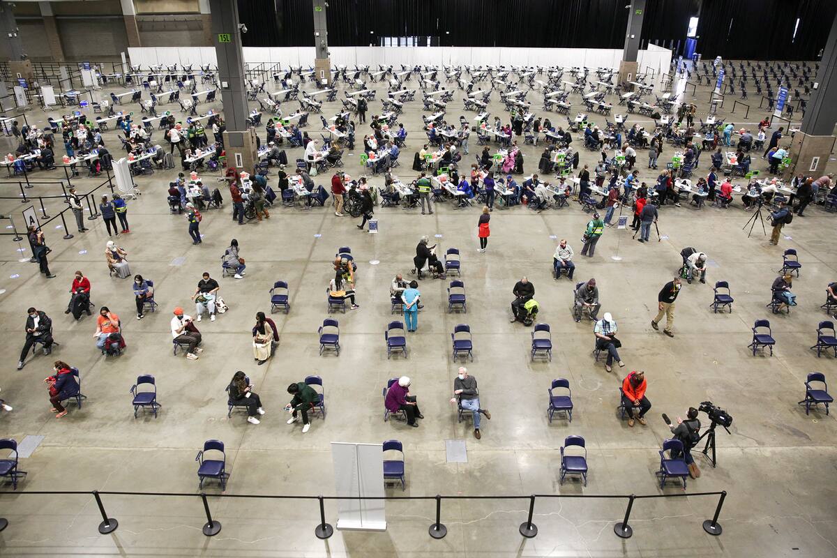 En esta foto de archivo tomada el 13 de marzo de 2021, los pacientes se sientan en un área de observación después de recibir la vacuna Pfizer durante el día de apertura del Sitio de Vacunación Comunitaria, una colaboración entre la Ciudad de Seattle, First & Goal Inc. y Swedish Health Services en el estado de Washington