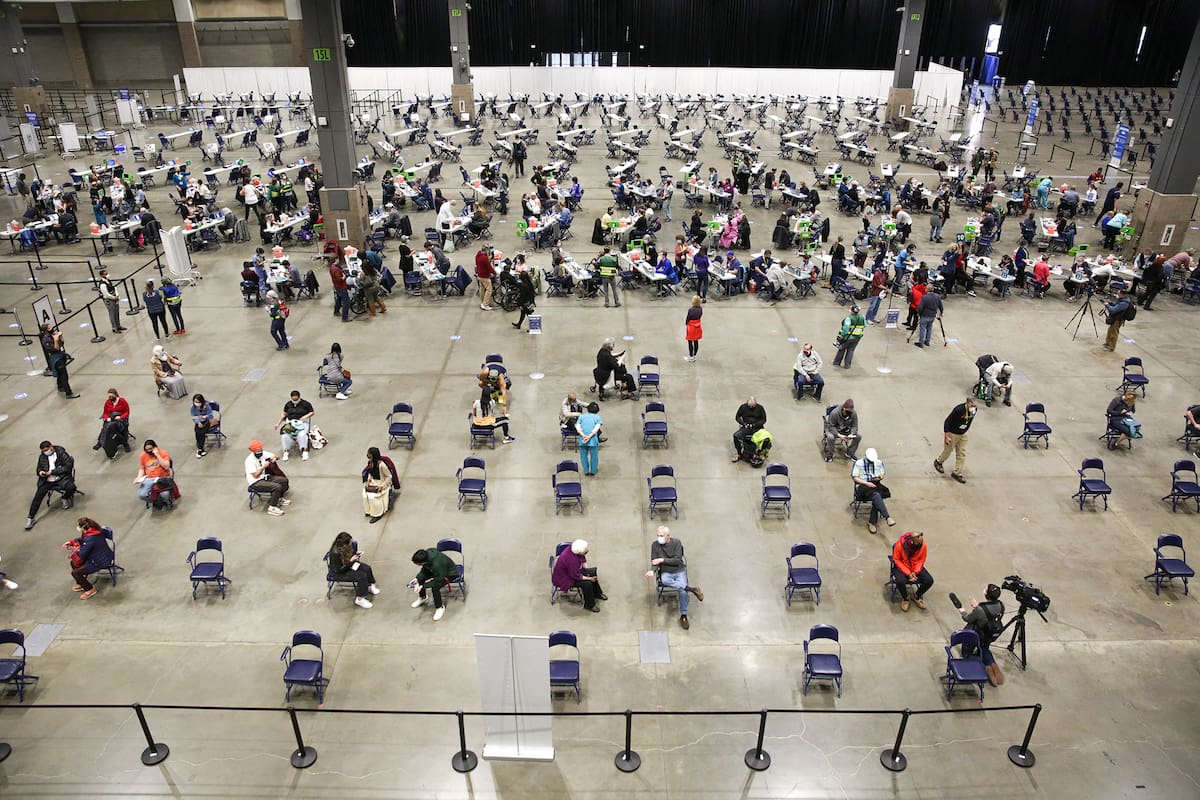 En esta foto de archivo tomada el 13 de marzo de 2021, los pacientes se sientan en un área de observación después de recibir la vacuna Pfizer durante el día de apertura del Sitio de Vacunación Comunitaria, una colaboración entre la Ciudad de Seattle, First & Goal Inc. y Swedish Health Services en el estado de Washington