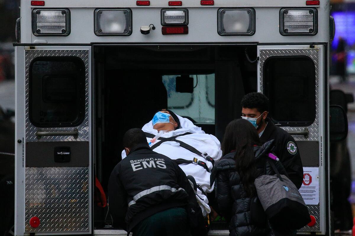 En esta foto de archivo tomada el 13 de noviembre de 2020, un paciente es transportado fuera del Hospital Tisch en Nueva York