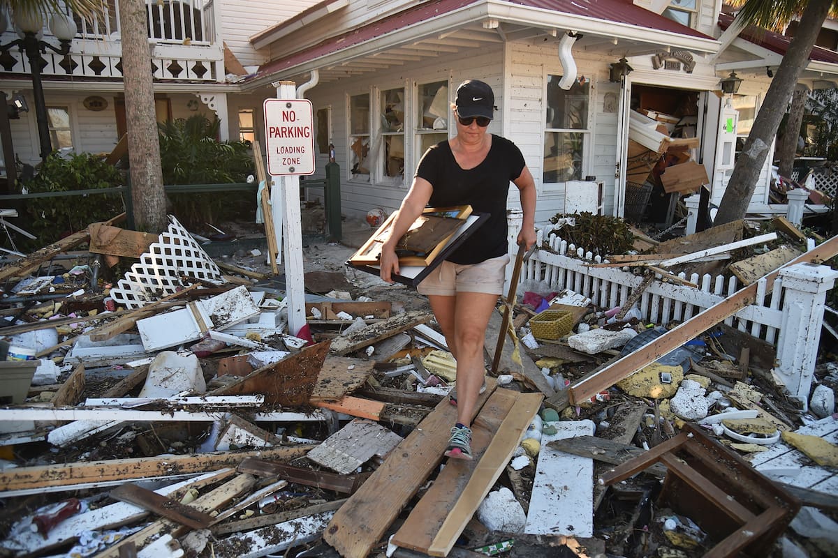 En esta foto de archivo tomada el 13 de octubre de 2018, Brandy Jessen recupera las pertenencias de la casa de su madre dañada por el huracán Michael, en la playa de México, Florida
