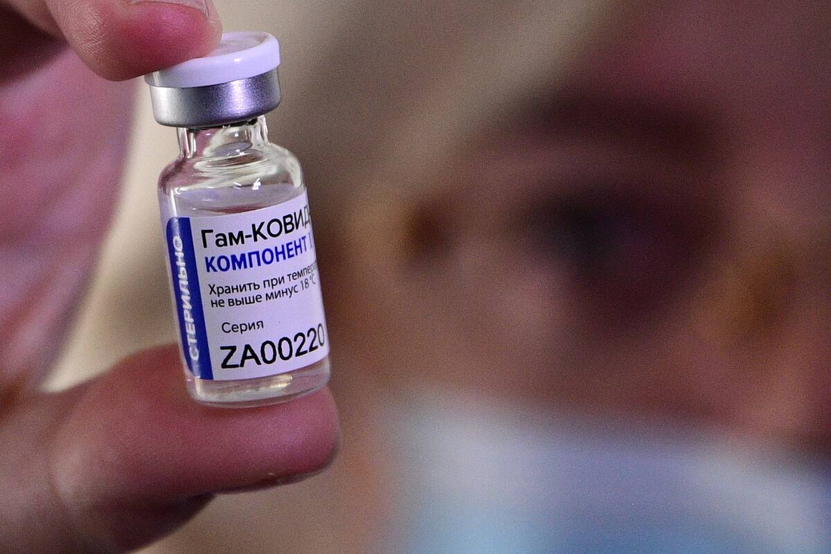 En esta foto de archivo tomada el 14 de diciembre de 2020, un trabajador médico muestra un vial con la vacuna Sputnik V (Gam-COVID-Vac) contra el coronavirus