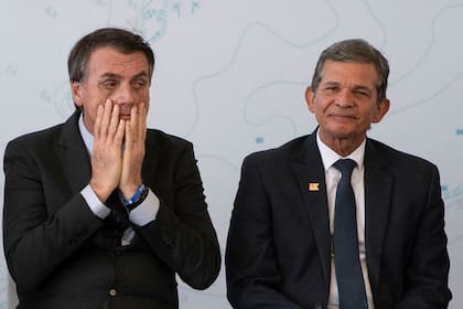 En esta foto de archivo tomada el 14 de diciembre de 2018, el presidente de Brasil, Jair Bolsonaro, y el ministro de Defensa, el general Joaquim Silva e Luna, asisten a una ceremonia en una base naval en la ciudad de Itaguai, estado de Río de Janeiro