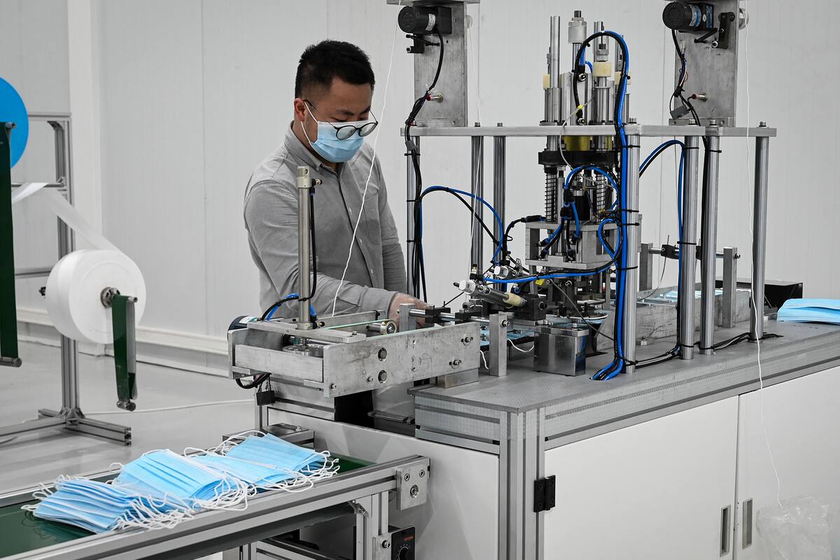 En esta foto de archivo tomada el 14 de mayo de 2020, un trabajador trabaja en una máquina en una fábrica de mascarillas protectoras en Le Blanc-Mesnil, al norte de París