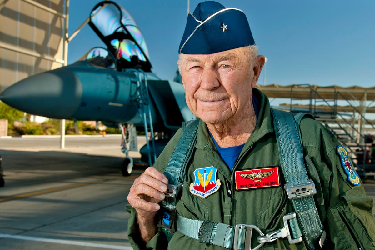 En esta foto de archivo tomada el 14 de octubre de 2012, el brigadier retirado de la Fuerza Aérea de Estados Unidos, el general Charles E. "Chuck" Yeager, se prepara para abordar un F-15D Eagle del 65º Escuadrón Agresor