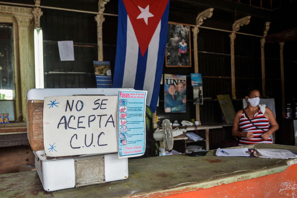 En esta foto de archivo tomada el 15 de septiembre de 2020, un letrero dice "No se aceptan CUC" en una tienda de abarrotes en La Habana. - Los cubanos se despertaron el día de Año Nuevo con una nueva estructura monetaria bajo reformas económicas largamente esperadas que vienen con un arma