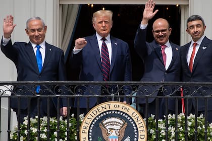 En esta foto de archivo tomada el 15 de septiembre de 2020, el primer ministro israelí Benjamin Netanyahu, el presidente de Estados Unidos, Donald Trump, el ministro de Relaciones Exteriores de Bahrein, Abdullatif al-Zayani, y el ministro de Relaciones Exteriores de los EAU, Abdullah bin Zayed Al-Na