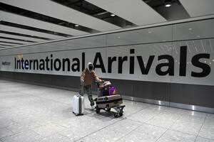 En esta foto de archivo tomada el 15 de enero de 2021, un pasajero con una máscara facial como medida de precaución contra el Covid-19, camina por la sala de llegadas después de aterrizar en el aeropuerto de Heathrow en el oeste de Londres