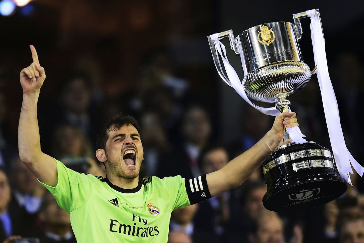 En esta foto de archivo tomada el 16 de abril de 2014, el portero del Real Madrid, Iker Casillas, sostiene el trofeo mientras celebra después de ganar el partido de fútbol "Clásico" final de la Copa del Rey (FC) frente al Real Barcelona CF en el estadio Mestalla de Valencia. el 16 de abril