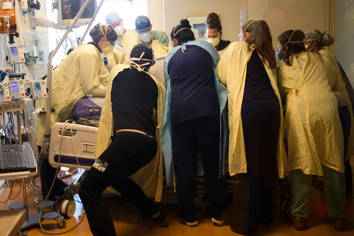 En esta foto de archivo tomada el 16 de diciembre de 2020, un equipo de trabajadores de la salud usan equipo de protección personal mientras ponen a un paciente boca abajo en la unidad de cuidados intensivos (UCI) en Renown Regional Medical Center en Reno, Nevada