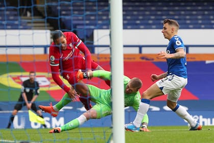 Pickford aborda a Virgil van Dijk en un desafortunado choque. El defensor sufrirá, segundos más tarde, un grave lesión en su rodilla