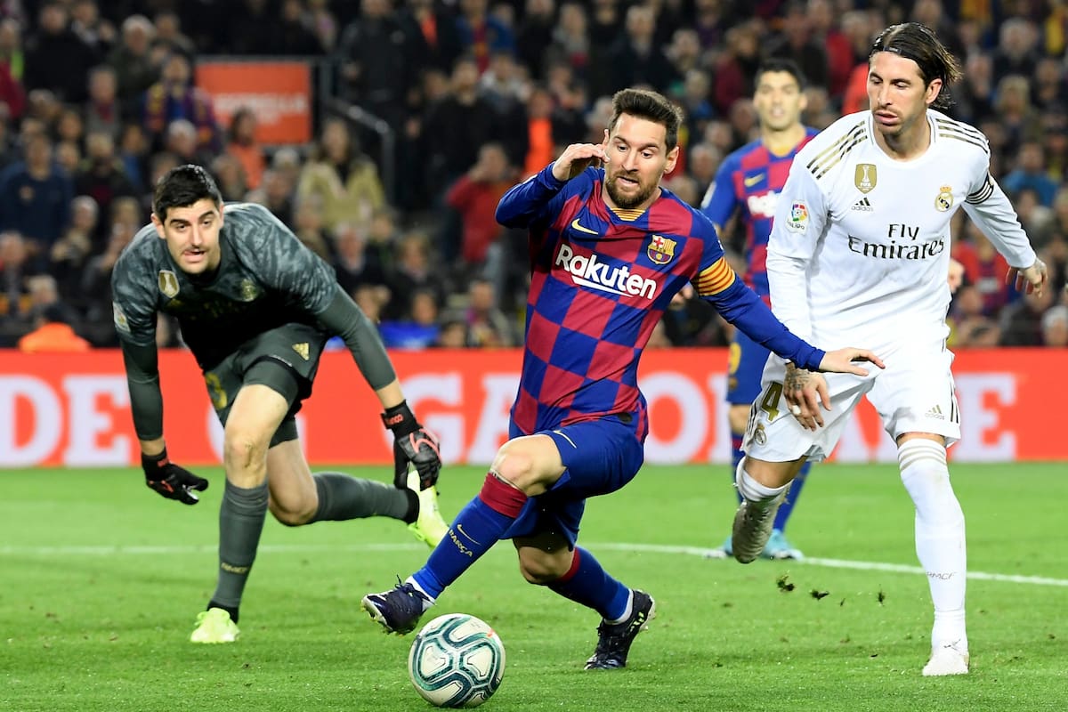En esta foto de archivo tomada el 18 de diciembre de 2019, el defensor español del Real Madrid Sergio Ramos (R) desafía al delantero argentino de Barcelona Lionel Messi (C) junto al portero belga del Real Madrid Thibaut Courtois durante el partido de fútbol de la Liga española "El Clásico"
