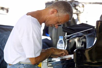 En esta foto de archivo tomada el 18 de julio de 2003, el pianista de jazz estadounidense Keith Jarrett actúa en Juan-les-Pins durante el Festival "Jazz à Juan"