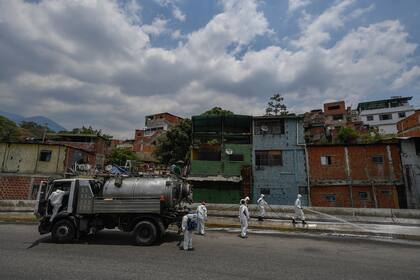 En esta foto de archivo tomada el 2 de abril de 2020, los trabajadores municipales desinfectan las calles durante una campaña de limpieza como medida preventiva contra la propagación del nuevo coronavirus