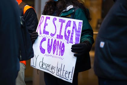 En esta foto de archivo tomada el 2 de marzo de 2021, personas asisten a una protesta para exigir la renuncia del gobernador de Nueva York, Andrew Cuomo, luego de que una tercera mujer lo acusara de acoso sexual