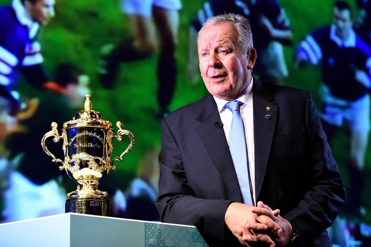 En esta foto de archivo tomada el 2 de noviembre de 2017, el presidente de World Rugby, Bill Beaumont, habla junto a la Copa Webb Ellis antes del anuncio del calendario de partidos de la Copa Mundial de Rugby 2019 en Tokio.
