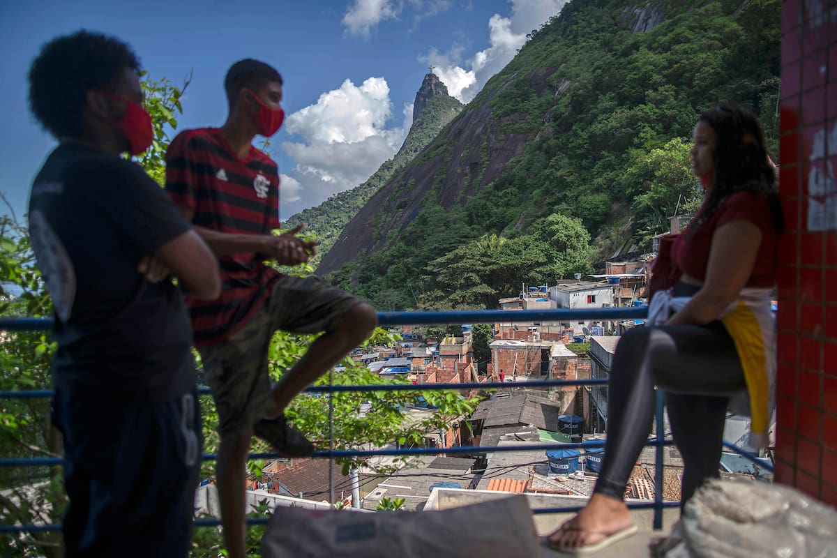 En esta foto de archivo tomada el 20 de abril de 2020, los voluntarios esperan para participar en un plan de desinfección en la favela de Santa Marta en Río de Janeiro, Brasil, durante la pandemia del coronavirus