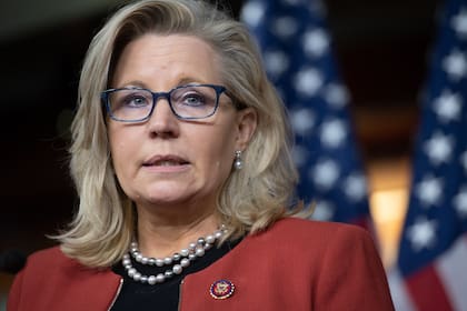 En esta foto de archivo tomada el 22 de octubre de 2019, la representante estadounidense Liz Cheney, republicana de Wyoming, habla durante una conferencia de prensa en el Capitolio en Washington, DC