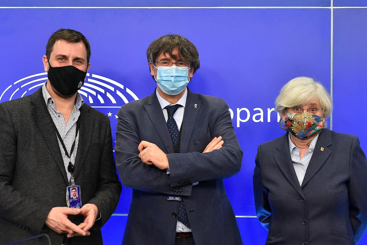 En esta foto de archivo tomada el 24 de febrero de 2021, el exconsejero de Salud de Cataluña Antoni Comin, el líder catalán en el exilio, Carles Puigdemont, y la exministra de Educación de Cataluña, Clara Ponsati, posan en el parlamento de la UE en Bruselas