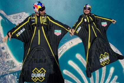 En esta foto de archivo tomada el 25 de marzo de 2017, Fred Fugen (derecha) y Vince Reffet sobrevuelan las Islas Palm de Dubái. El francés Vince Reffet murió en un accidente de entrenamiento el 17 de noviembre de 2020