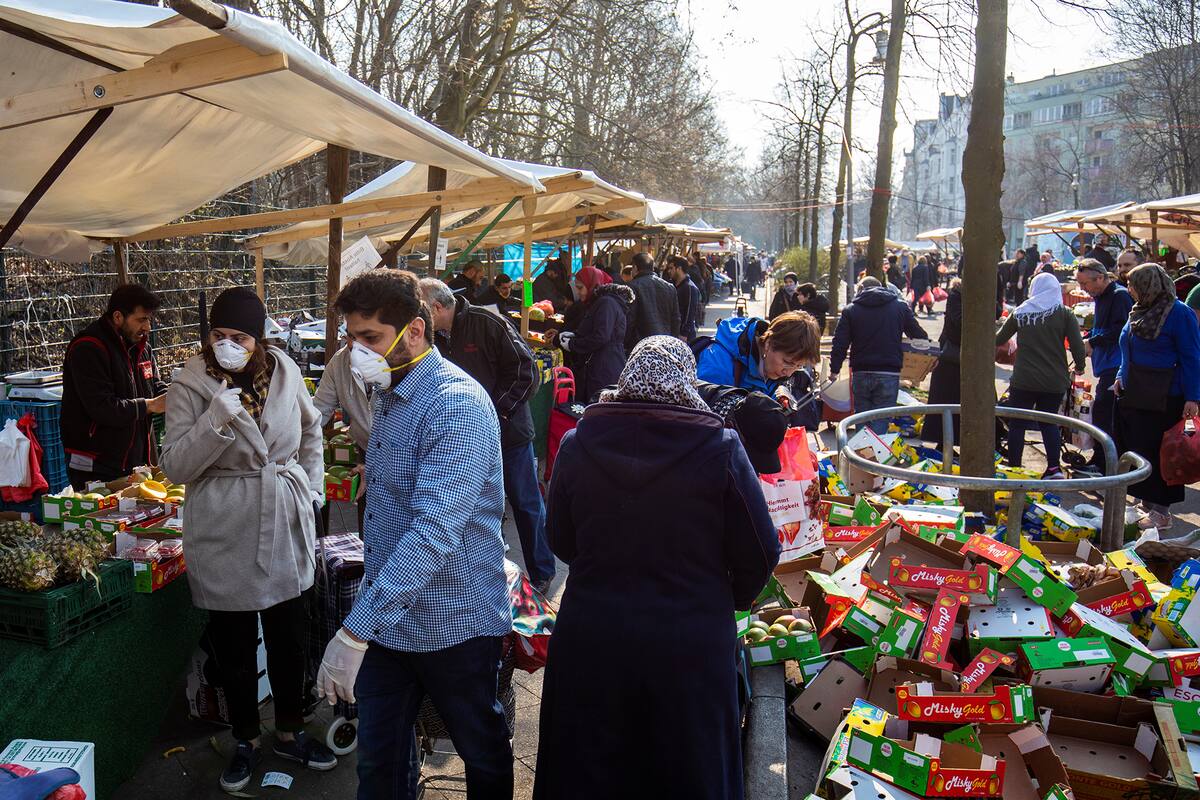 En esta foto de archivo tomada el 28 de marzo de 2020, los compradores abarrotan el mercado de Yorck Strasse en Berlín en medio de la pandemia de coronavirus