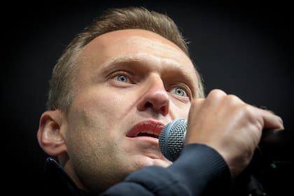 En esta foto de archivo tomada el 29 de septiembre de 2019, el líder de la oposición rusa Alexei Navalny pronuncia un discurso durante una manifestación en Moscú
