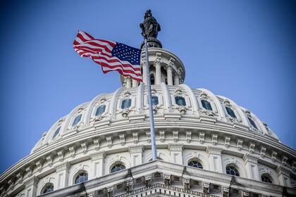 En esta foto de archivo tomada el 29 de diciembre de 2020, se ve el edificio del Capitolio de Estados Unidos en un día frío y soleado de invierno mientras el Congreso está en sesión en Washington