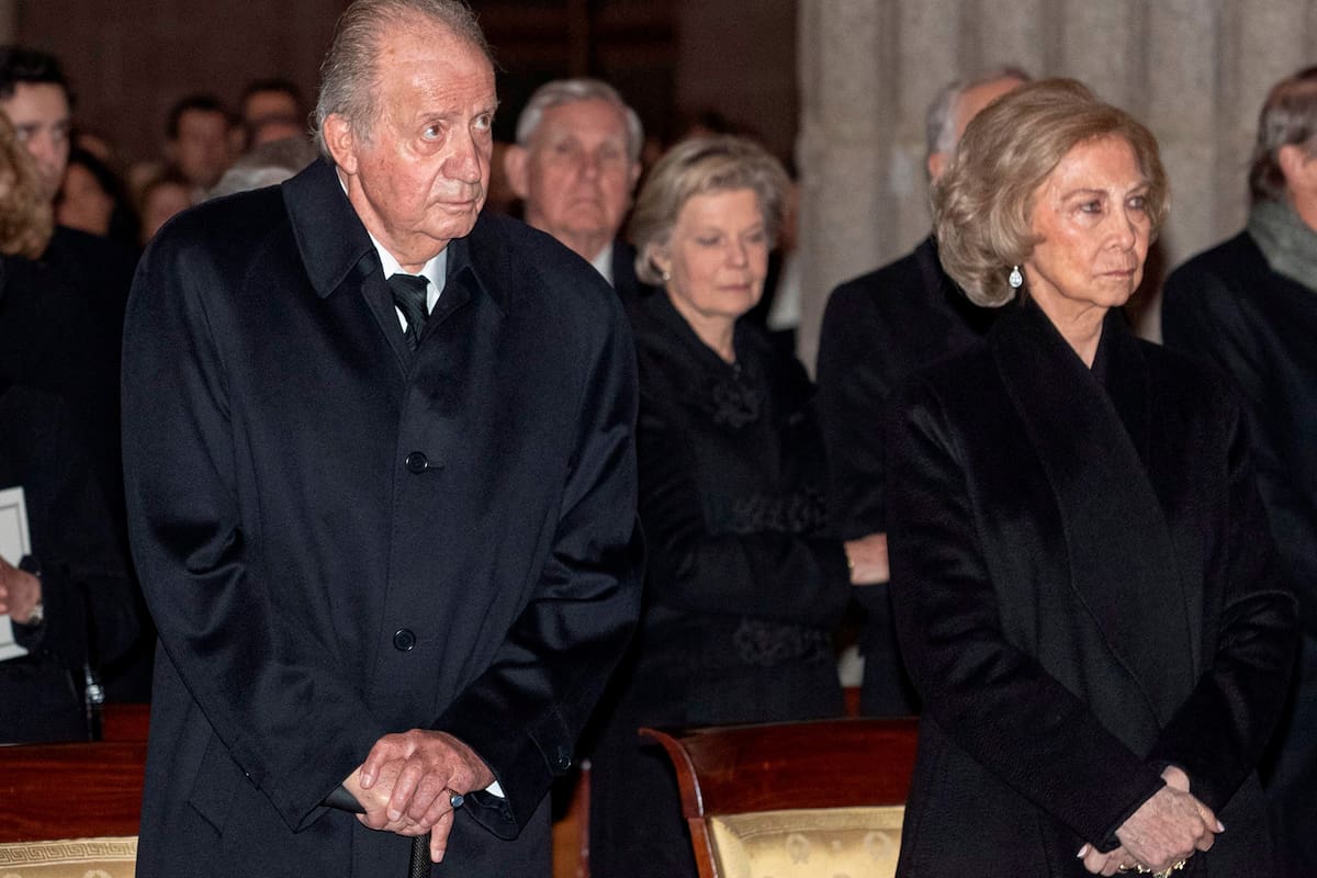En esta foto de archivo tomada el 29 de enero de 2020, el ex rey de España Juan Carlos I y su esposa Sofía asisten al funeral de la hermana de Juan Carlos, la Infanta Pilar de España, en la basílica del Real Sitio de San Lorenzo