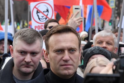 En esta foto de archivo tomada el 29 de febrero de 2020, el líder de la oposición rusa Alexei Navalny participa en una marcha en memoria del crítico del Kremlin asesinado Boris Nemtsov en el centro de Moscú