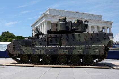 En esta foto de archivo tomada el 3 de julio de 2019, un vehículo de combate Bradley está estacionado mientras se realizan los preparativos para el evento del 4 de julio "Saludo a Estados Unidos