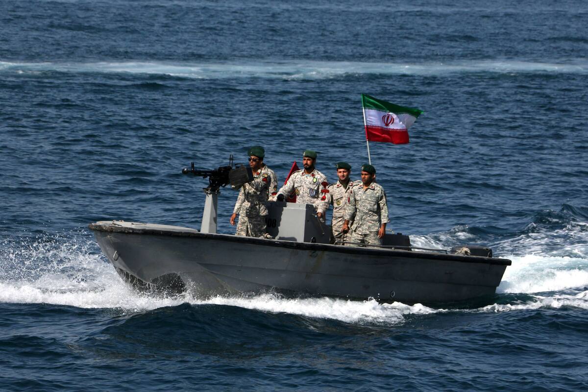 En esta foto de archivo tomada el 30 de abril de 2019, el personal militar iraní viaja en una lancha patrullera mientras participan en el "Día Nacional del Golfo Pérsico" en el Estrecho de Ormuz