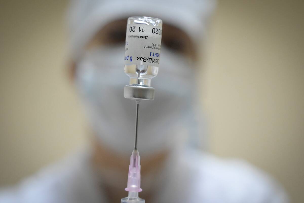 En esta foto de archivo tomada el 30 de diciembre de 2020, una enfermera prepara una dosis de la vacuna Sputnik V (Gam-COVID-Vac) contra la Covid-19 para un paciente en una clínica de Moscú