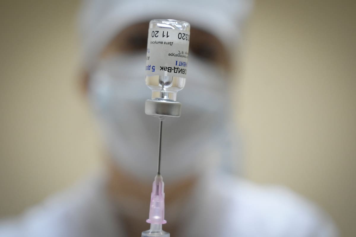 En esta foto de archivo tomada el 30 de diciembre de 2020, una enfermera prepara una dosis de la vacuna Sputnik V (Gam-COVID-Vac) contra la Covid-19 para un paciente en una clínica de Moscú