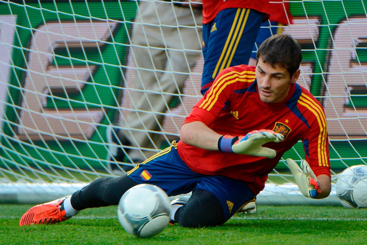 En esta foto de archivo tomada el 30 de junio de 2012, el portero español Iker Casillas practica durante una sesión de entrenamiento el 30 de junio de 2012 en el Estadio Olímpico de Kiev, en la víspera del partido final de los campeonatos de fútbol Euro 2012.